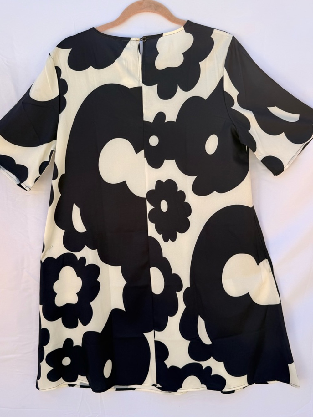 Women's Black & White Floral Midi Shift Dress - Picture 4 of 4